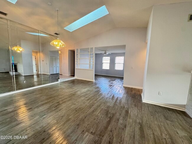 Building Photo - 1921 Sprucewood Way