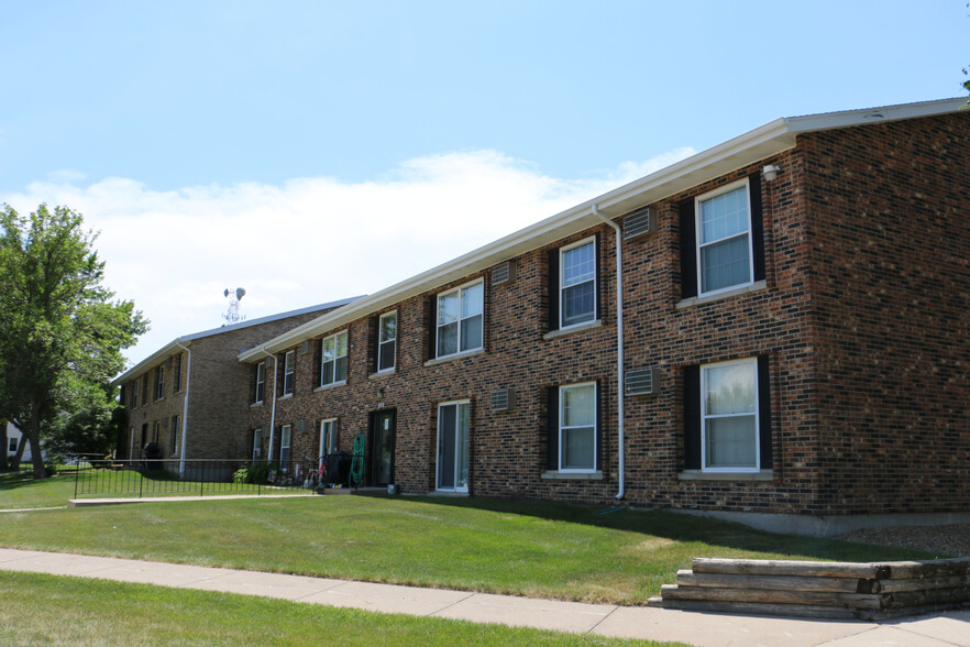 Primary Photo - Parkwood Apartments