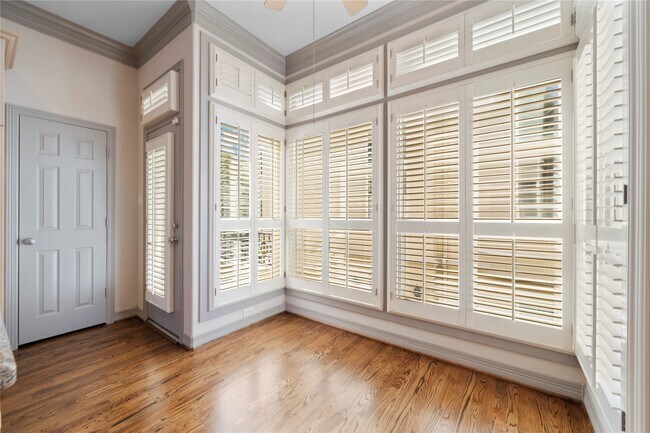 Building Photo - 1515 Hyde Park Blvd