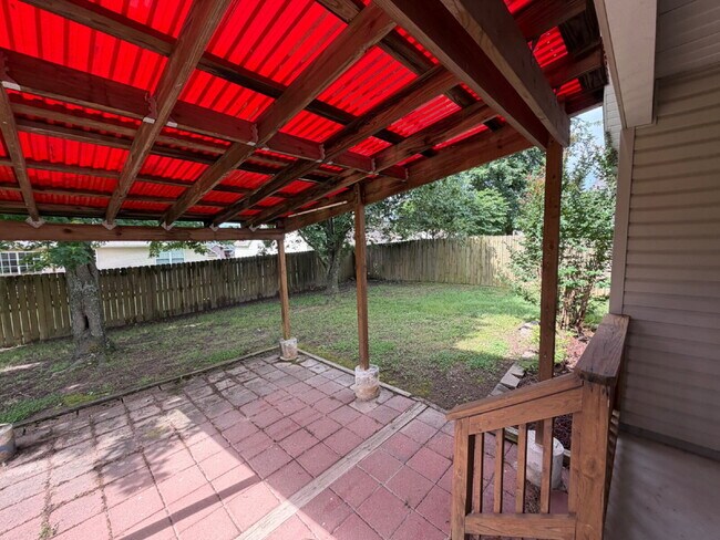 Building Photo - "Charming 3-Bedroom Summerbrooke home with 2 Full Baths with Fenced in, flat back yard”