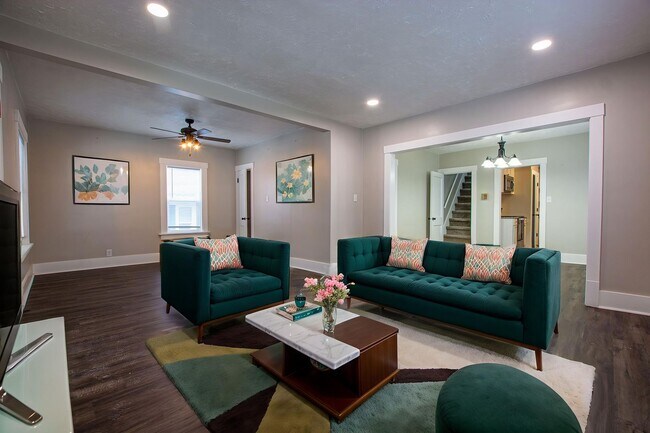 Building Photo - 3 Bedroom / 2 Bath Home with Garage off 45th and Leavenworth!