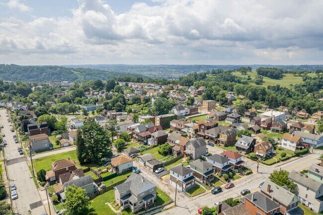 Building Photo - Stunning 2 bedroom home in North Braddock ...