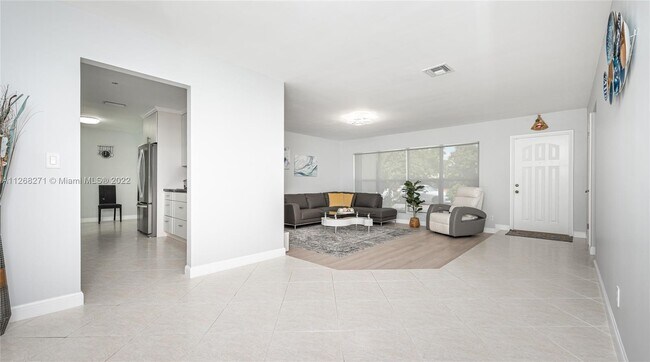 Building Photo - 810 S Rainbow Dr