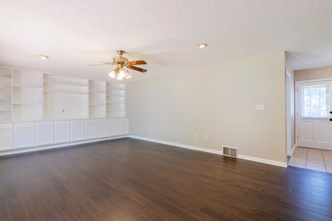 Building Photo - 8501 Buckthorn Dr