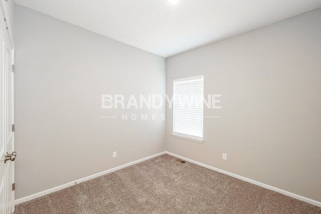 Building Photo - COMING SOON! 5BED 3BATH
