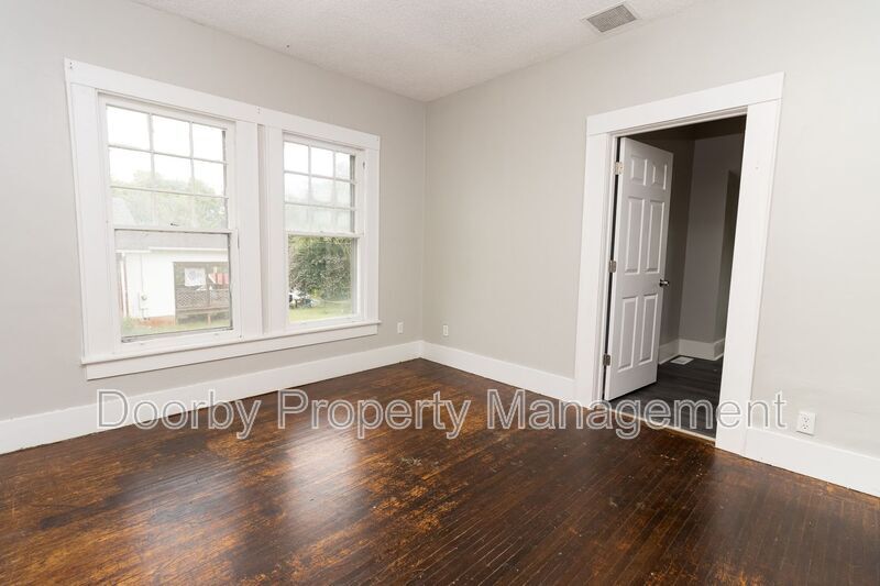 Building Photo - 2802 Fairview Dr