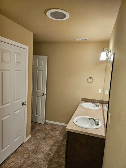 main bath - 623 Rivenhurst St