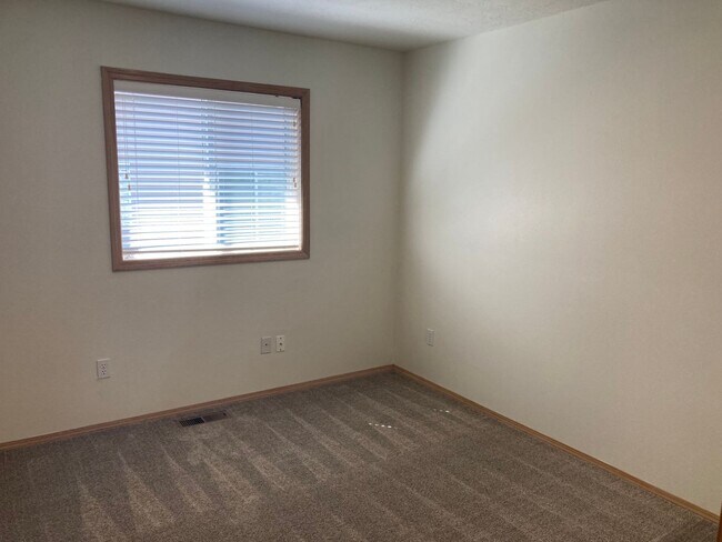 Building Photo - Three Bedroom Home in South Salem, Large Yard