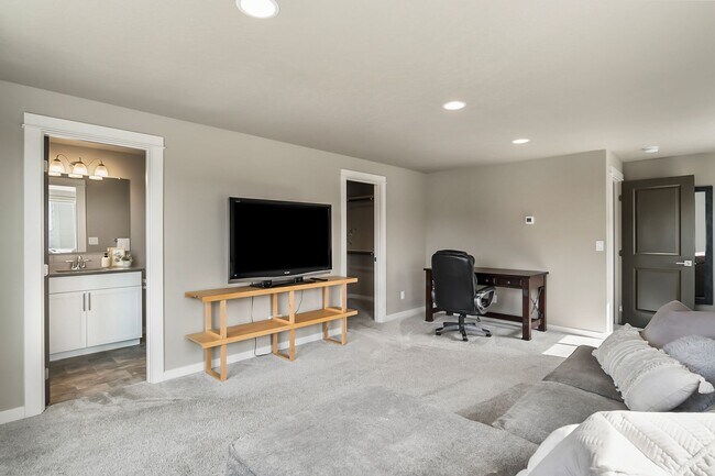 Building Photo - Spacious 4 Bedroom Gem with Private Backya...
