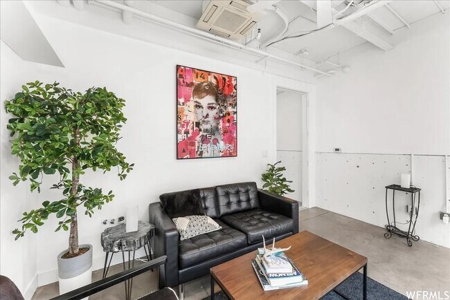 Building Photo - 360 W Broadway