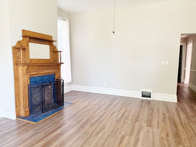 Building Photo - 28 E Powell Ave