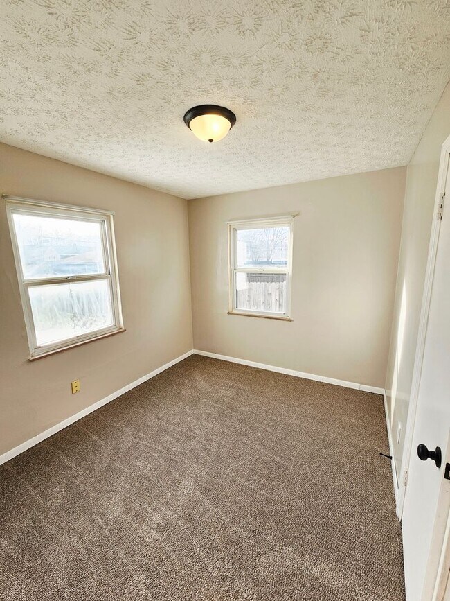 Building Photo - Move-In Ready 3BR/1BA Home w/ 2-Car Garage | Recently Updated