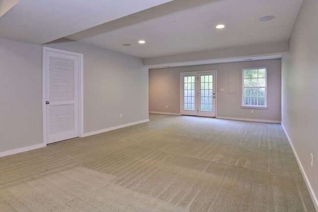 Building Photo - End unit Townhome in Riverwalk Townes