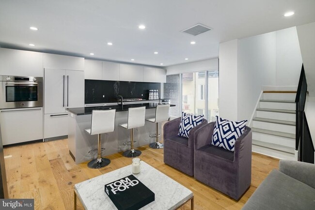 Building Photo - 1126 Lombard St