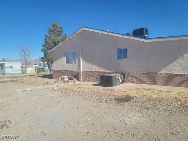 Building Photo - 664 Sky Rd
