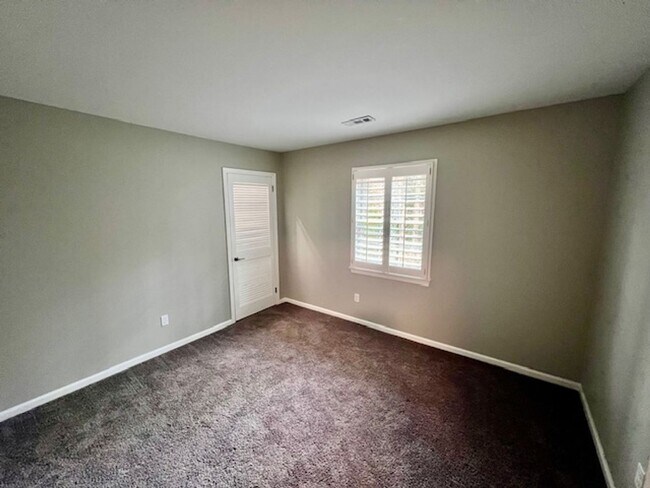 Building Photo - Colonial home with large yard