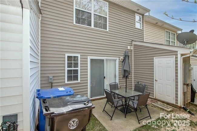 Building Photo - 137 Lynch Cir