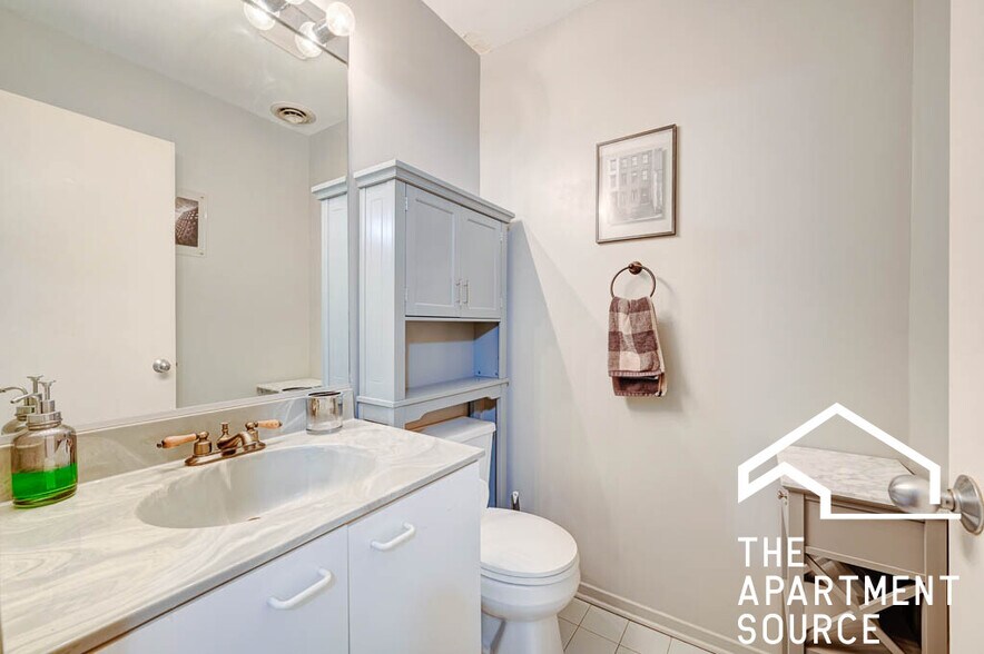 Building Photo - 1760 W Wrightwood Ave