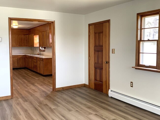 Building Photo - NEW RENT REDUCTION! Charming 3-Bedroom, 1-...