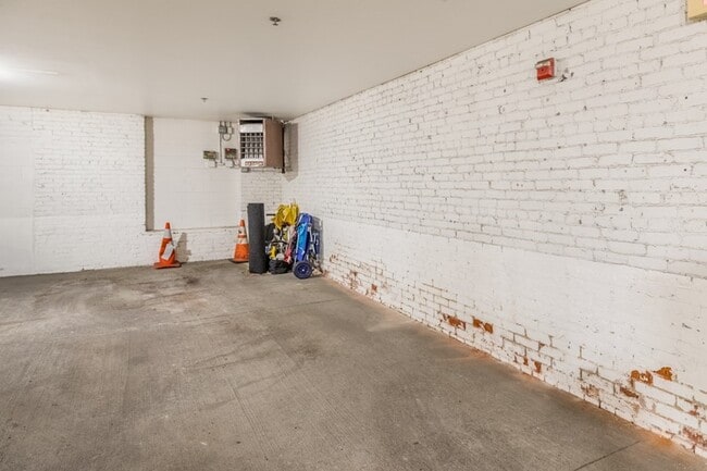 Building Photo - 27 Wormwood St
