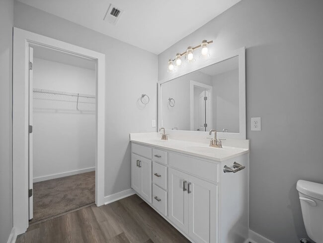 Building Photo - Large 3 story townhome near beach with com...