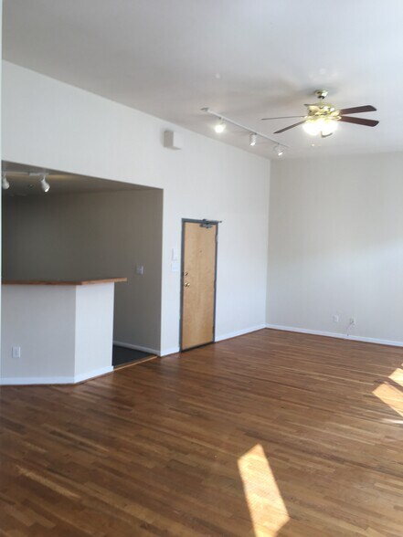 Building Photo - 803 W Broad St
