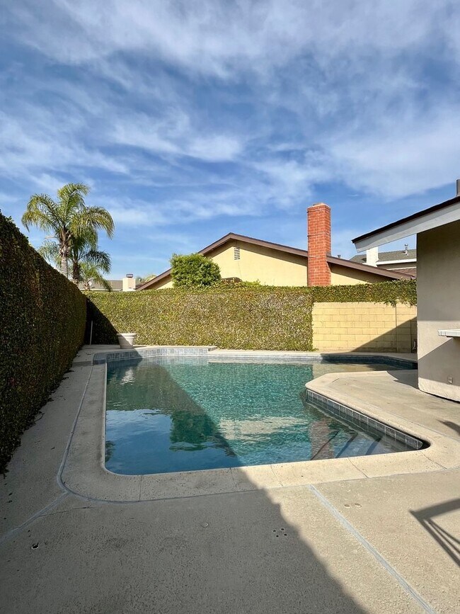 Building Photo - Charming 3 Bedroom, 2 Bath Single Family Home for rent in Seal Beach, CA!