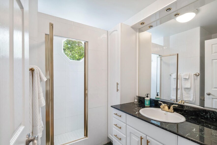 Hall Bathroom - 19453 Seminole St