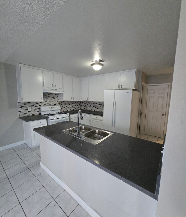 Building Photo - Stunning single story house single family.