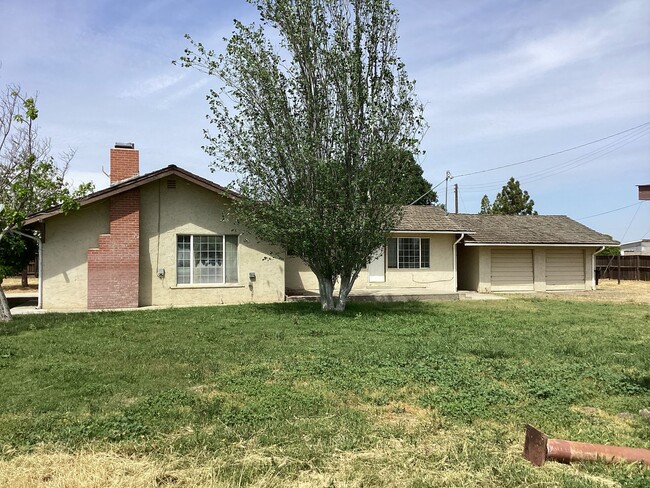 Building Photo - **NOW AVAILABLE!! COUNTRY HOME IN LOS BANOS