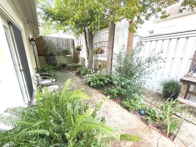 Building Photo - EXCELLENT LOCATION - 2BD/2BA FOR RENT