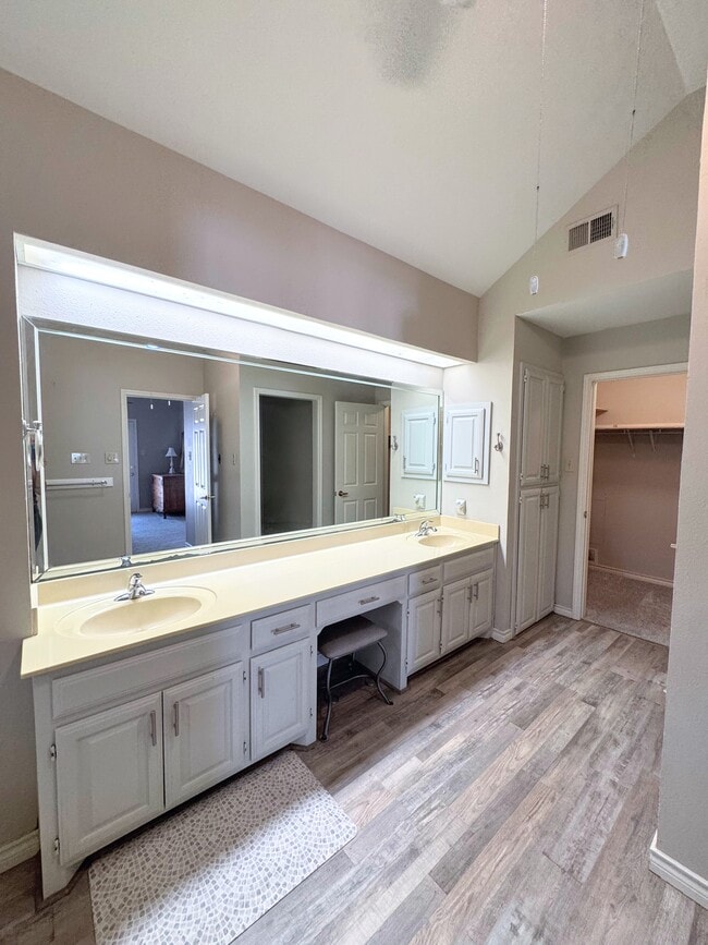 Building Photo - 9809 Lakewood Ct