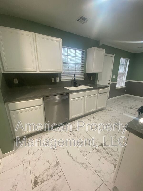 Building Photo - 6318 S Newport Ave