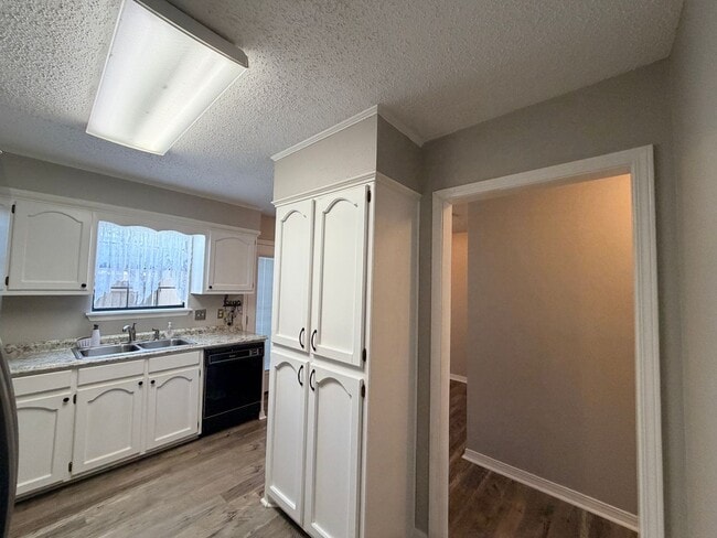 Building Photo - Townhouse Just Minutes to LSUS .....