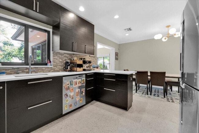 Building Photo - 426 NE 8th Ave