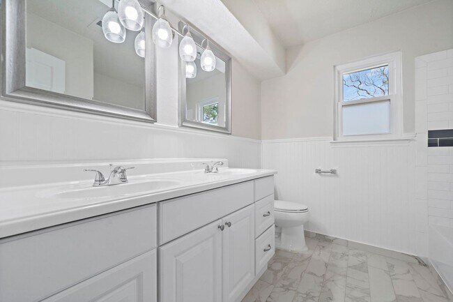 Building Photo - Gorgeous 4 bed/2.5 bath two story home in ...
