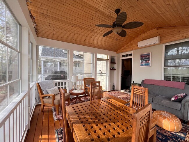 Building Photo - Heart's Desire End Unit Townhome 2700+ SqFt - Lowes Island