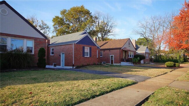 Building Photo - Charming Furnished 3 Bed 1 Bath with Fenced Backyard