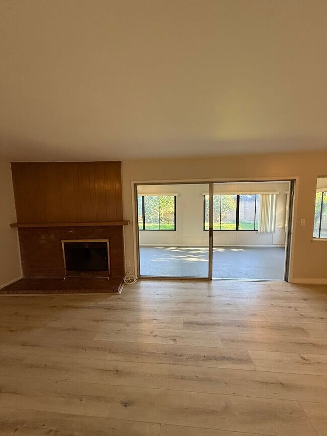 Building Photo - Beautiful 4 Bedroom, 2 Bathroom, Sylmar Home! Ready for Move-In!