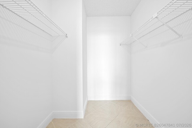 Building Photo - 105 Lake Emerald Dr