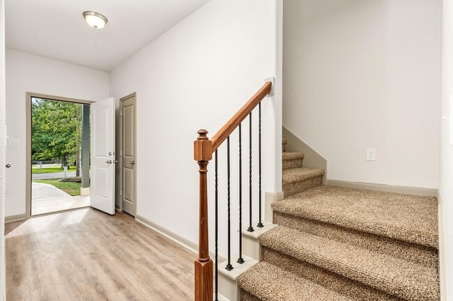 Building Photo - 918 Shady Ln