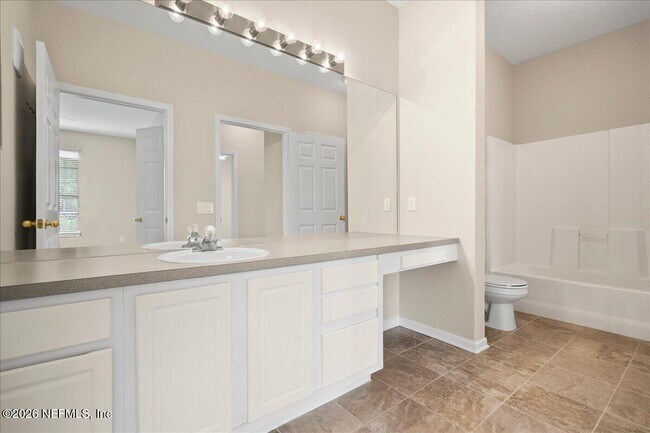 Building Photo - 10550 Baymeadows Rd