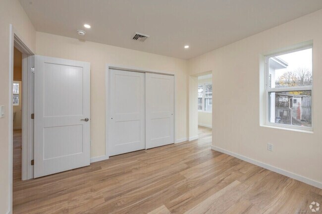 Building Photo - 141 Bridge St