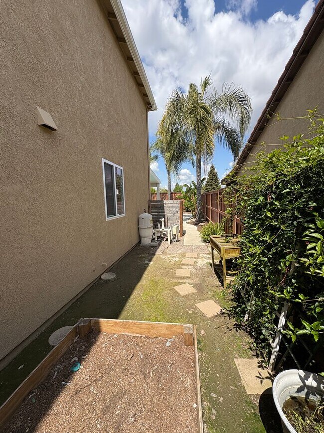 Building Photo - 5928 W Whitley Ave