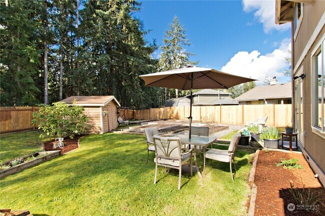 Building Photo - Charming 4 Bedroom home with fenced yard a...