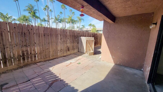 Building Photo - 2 bed/ 1 bath with a BIG Backyard in Escondido!! AVAILABLE NOW!!
