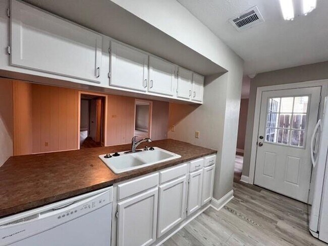 Building Photo - Move-in Ready 3 bed/ 2.5 bath home