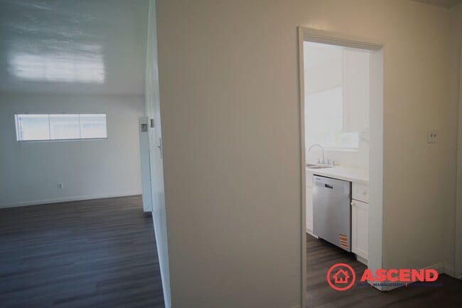 Building Photo - Charming Home in Central Bakersfield!