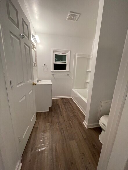 Main bathroom (main floor) - 9224 Robin Rd