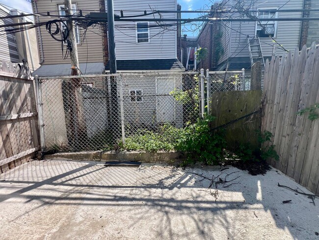 Building Photo - Newly Renovated 3-Bedroom Townhome in Fairhill! Available NOW!